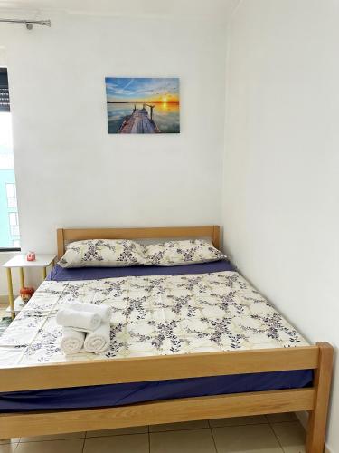 a bedroom with a bed with towels on it at Easy stay in Kashari
