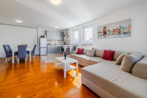 Kuchyňa alebo kuchynka v ubytovaní Cherry City Stay Apartment With Parking - Happy Rentals