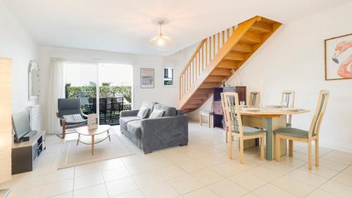 un salon avec un canapé et une table dans l'établissement Séjour Confort Mer & Littoral LE CROISIC, au Croisic