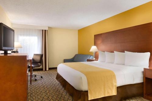 Postel nebo postele na pokoji v ubytování Country Inn & Suites by Radisson, Mishawaka, IN