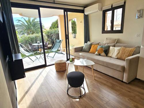 un salon avec un canapé et une table dans l'établissement Appartement Le Riviera, à Cannes