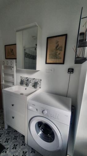 a bathroom with a washing machine and a sink at L'Astu'Cieux appartement triplex in Huelgoat