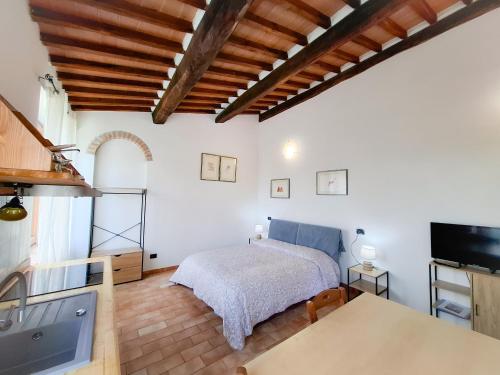 a bedroom with a bed in a room with wooden ceilings at Agriturismo e Glamping Serraiola Alta in Frassine