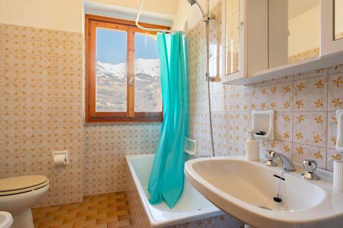 Koupelna v ubytování Spacious mountain view attic apartment
