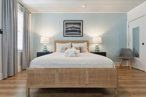 フォーリービーチにあるFolliday Inn - The Continental - Room 23のベッドルーム1室(大型ベッド1台、ランプ2つ、テーブル2台付)