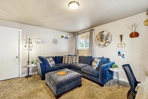 a living room with a blue couch and chairs at Elli's Haus in Rockaway Beach