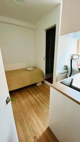Cette petite chambre comprend un lit et une porte. dans l'établissement Studio neuf, à Paris