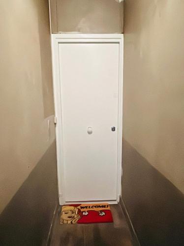 - une porte blanche pour un réfrigérateur dans l'établissement Studio neuf, à Paris