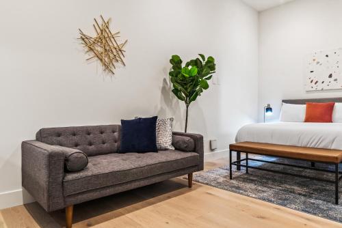 a living room with a couch and a bed at Kasa The Addison San Francisco in San Francisco