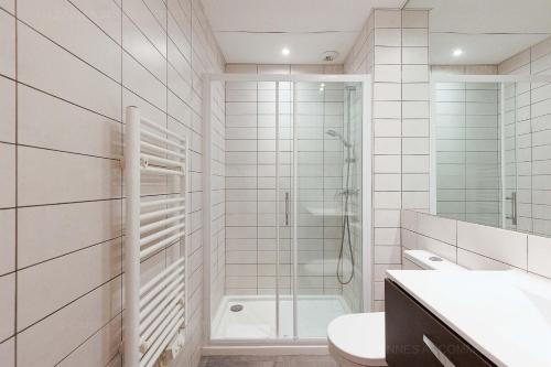 une salle de bain blanche avec douche et toilettes dans l'établissement Residence Aout 31, à Cannes