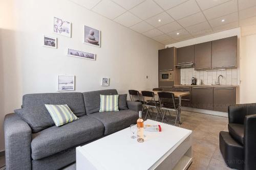 un salon avec un canapé et une table dans l'établissement Residence Aout 21, à Cannes