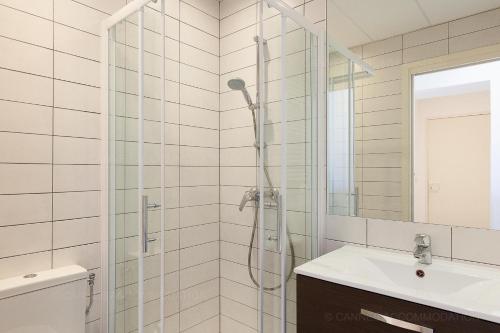 une salle de bain avec douche et lavabo dans l'établissement Residence Aout 21, à Cannes