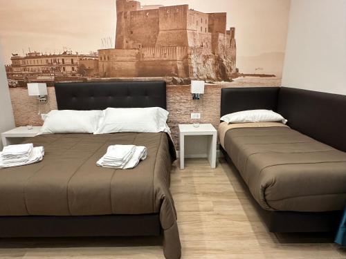 2 posti letto in una camera con foto di un edificio di Dante Relais a Napoli