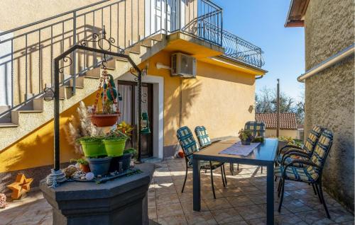 Stunning Apartment In Opric With Wifiにあるバルコニーまたはテラス