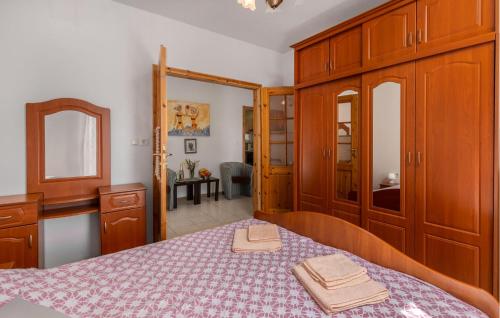 Stunning Apartment In Opric With Wifiにあるベッド