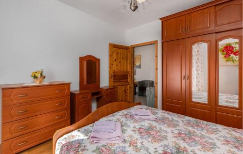 Stunning Apartment In Opric With Wifiにあるベッド
