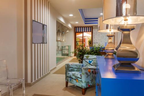 a living room with a blue counter with a lamp and a chair at Laguna Nivaria Hotel & Spa in La Laguna