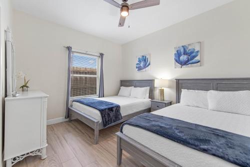 a bedroom with two beds and a window at Ground Floor Beach Side 2Min Walk To The Beach SF in South Padre Island