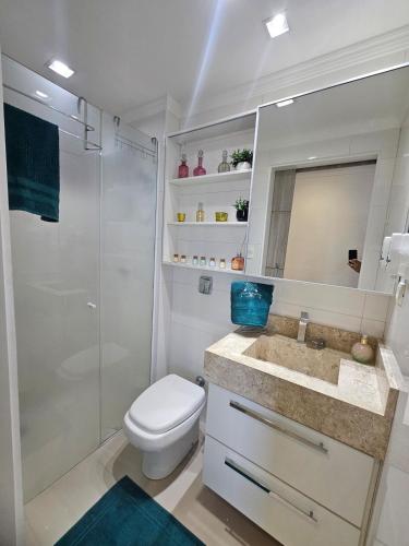 a bathroom with a toilet and a sink and a shower at Apartamento Charmoso - Um Espaço de Harrison in Sarandi