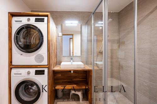 une salle de bain avec une machine à laver et un lave-linge dans l'établissement Val Morel Beautiful flat close heart of ski resort, à Valmorel