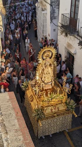 a crowd of people standing around a large gold float at Casa Del Encanto Arcos in Arcos de la Frontera