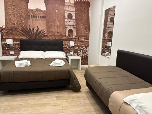 una camera con un letto e un grande edificio di Dante Relais a Napoli
