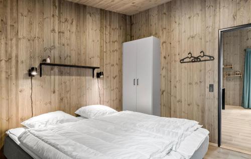 Katil atau katil-katil dalam bilik di Gorgeous Home In Hadsund With Kitchen
