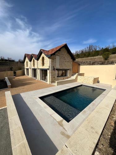 une piscine devant une maison dans l'établissement Villa Julorian proche Saint Emilion au cœur des vignobles, à Sainte-Colombe