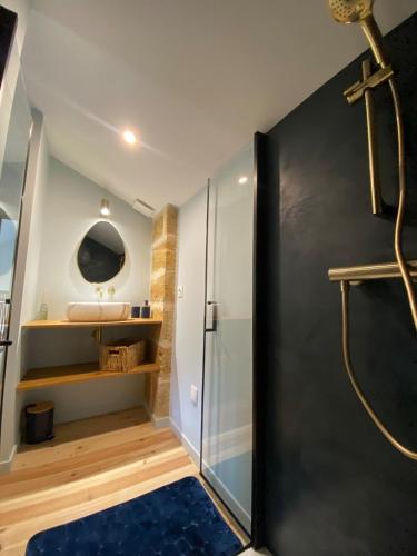 une salle de bain avec douche et lavabo dans l'établissement Villa Julorian proche Saint Emilion au cœur des vignobles, à Sainte-Colombe