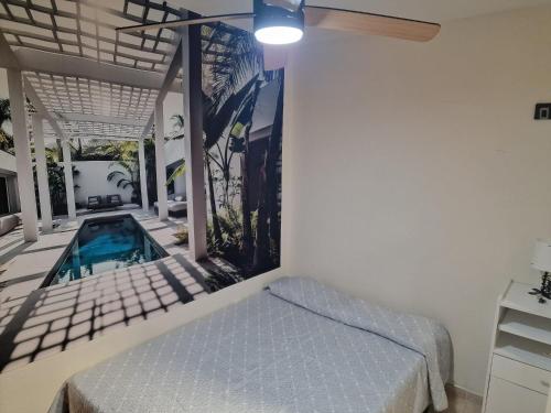 - une chambre avec un lit et une piscine dans l'établissement Menorca Puerto Aguadulce, à Aguadulce
