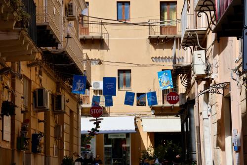 an alley with two stop signs in a city at Doma Centro 4 in Gela