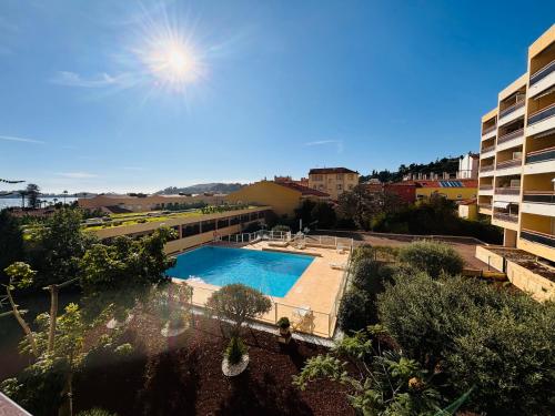 une vue aérienne d'une piscine dans un immeuble dans l'établissement Les Floralies - Beaulieu-sur-Mer, à Beaulieu-sur-Mer