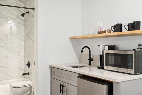 Phòng tắm tại Folliday Inn- The Coronado- Room 11