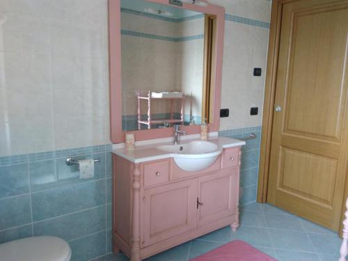 a bathroom with a pink sink and a mirror at Le Cocche in Affi