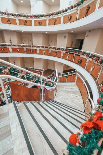 a view of a staircase in a theatre with christmas decorations at Marambaia Hotel e Convenções in Balneário Camboriú