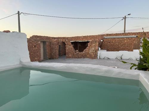 Bazén v ubytování Secluded countryside retreat with Berber charm nebo v jeho okolí