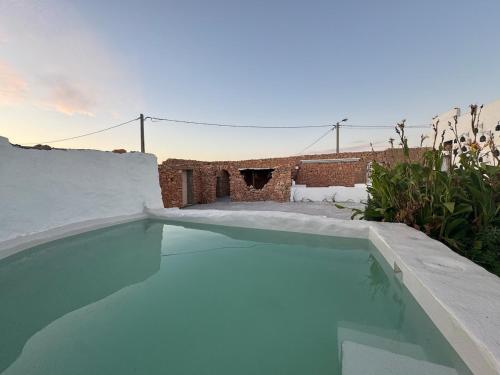 Bazén v ubytování Secluded countryside retreat with Berber charm nebo v jeho okolí