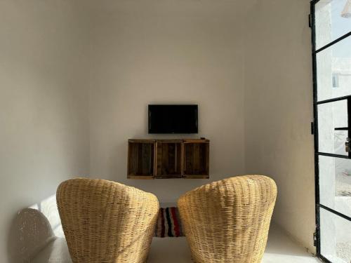 TV a/nebo společenská místnost v ubytování Secluded countryside retreat with Berber charm