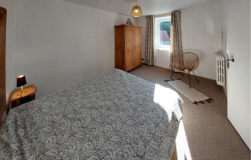 une chambre avec un grand lit et une fenêtre dans l'établissement 3 Bedroom Nice Home In Ploubezre, à Ploubezre