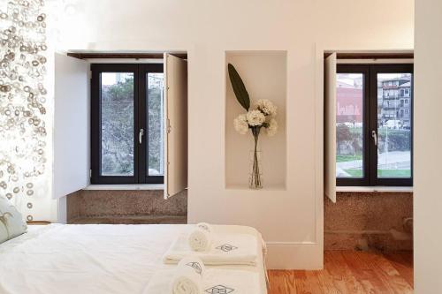 Great Flat & View in Historic Porto by LovelyStay