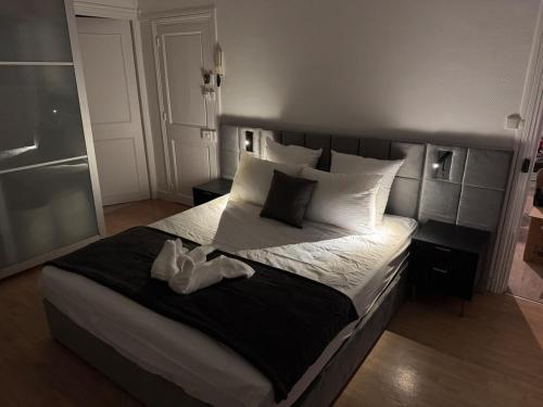 - une chambre dotée d'un grand lit avec des chaussures dans l'établissement Lovely place in Caen's historic center, à Caen