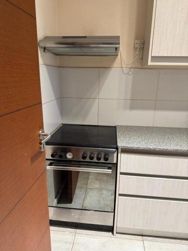 a stove top oven in a kitchen next to a door at Departamento 3 Habitaciones Zona Cincuentenario in Formosa