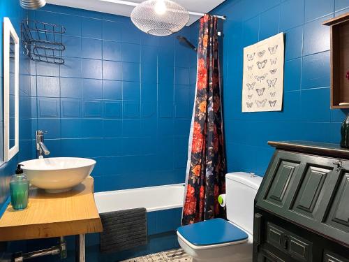 Koupelna v ubytování Sea view loft in La Duquesa close to beach