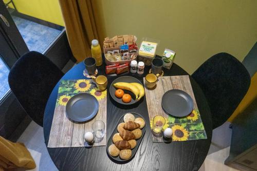 einen Holztisch mit Essen darüber in der Unterkunft B&B Sunflower Leiden in Leiden