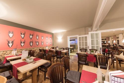 ein Restaurant mit Tischen und Stühlen in einem Zimmer in der Unterkunft Klosterhotel Wöltingerode in Goslar