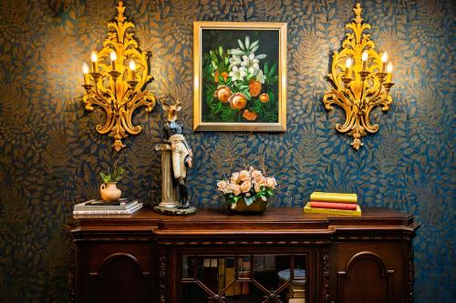 a room with a wooden table with flowers on it at Landidyll Hinterhermsdorf by STEIGER Hotels in Hinterhermsdorf