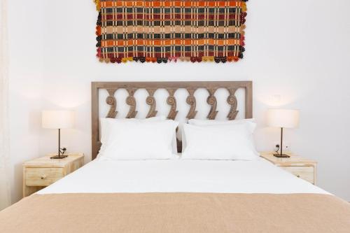 een slaapkamer met een groot bed met 2 lampen bij Silene Villas in Amoopi