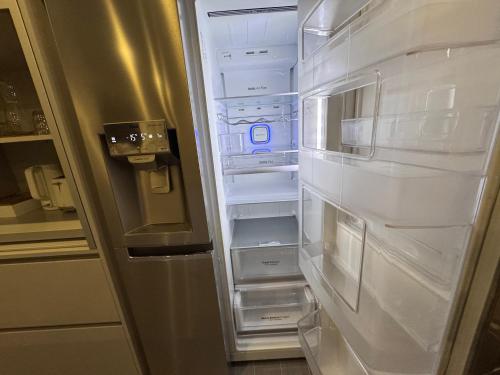 Η κουζίνα ή μικρή κουζίνα στο Maison Fair play, jardin, parking, billard