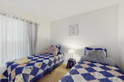 a bedroom with two beds next to each other at The Par-fect Getaway in Haines City