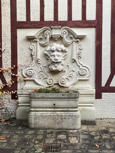 a wall with a carving of a lion on it at Marquise Barbot in Evry-Courcouronnes